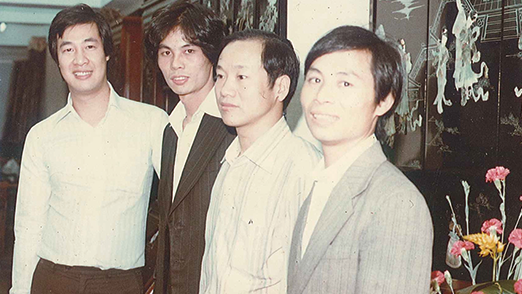 成立香港友聯工藝家私公司。